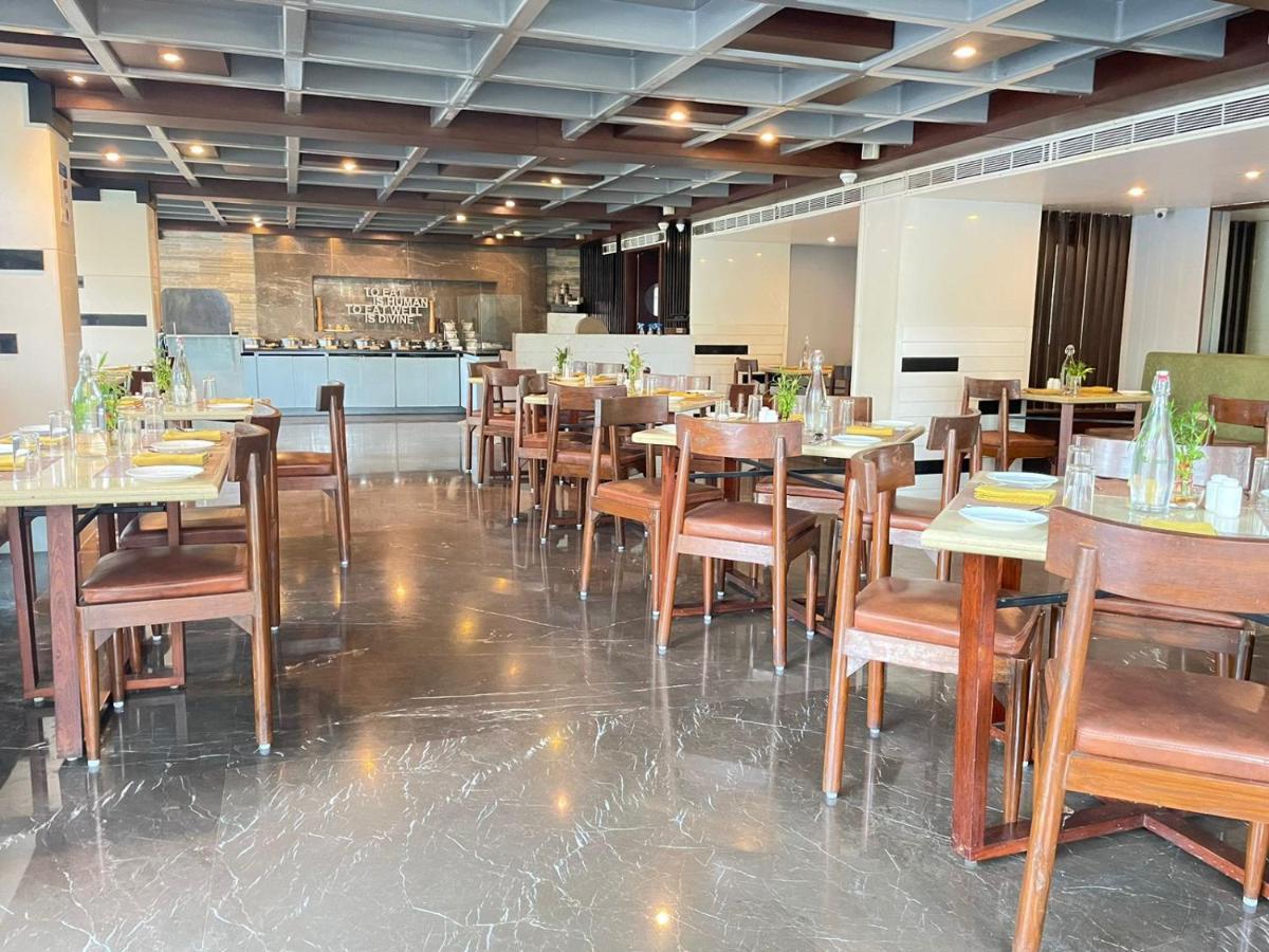 Paradigm Sarovar Portico Kākināda Exterior foto