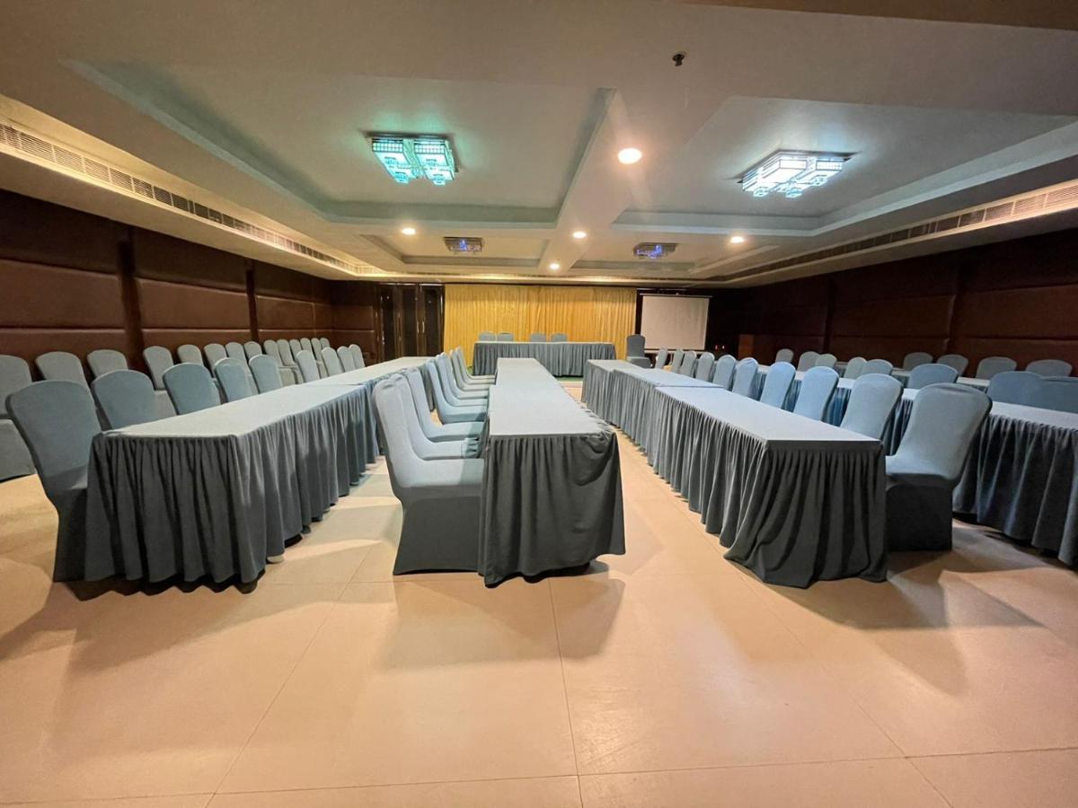Paradigm Sarovar Portico Kākināda Exterior foto