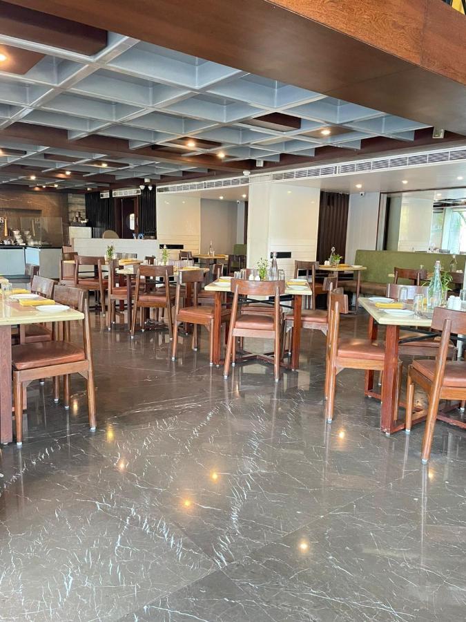 Paradigm Sarovar Portico Kākināda Exterior foto